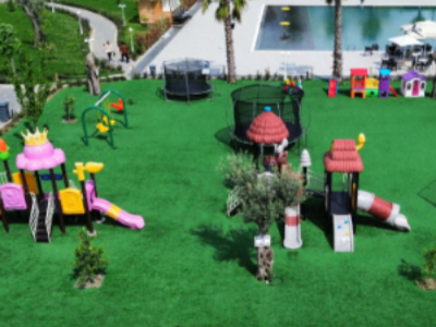 Kendi lojrave prane pishines per resortin Kendi lojrave prane pishines per resortin